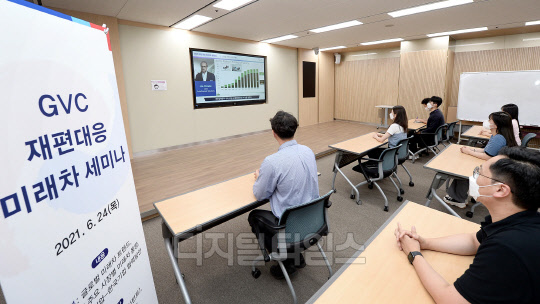 코트라는 24일 '글로벌 가치사슬(GVC) 재편 대응 미래차 설명회'를 온라인으로 열었다. 사진은 서울 서초구 코트라 본사에서 온라인 설명회를 사전 진행하는 모습이다. <코트라 제공>